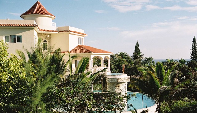 Ocean view, large pool, waterfall, cinema, gym, near the beach, STAFF INCLUDED.