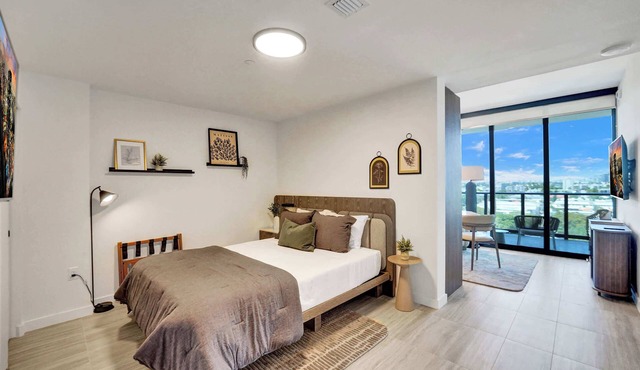 Ocean View Luxury 1BR | 72 Park | Walk to Beach