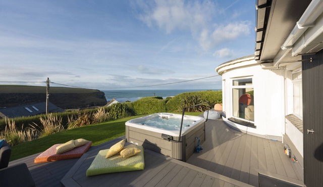 Ocean View, Mawgan Porth - Sea Views - Hot Tub - Free Parking & WiFi