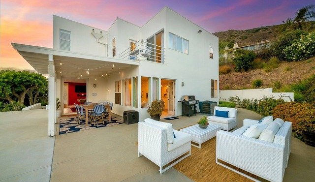 Ocean-view retreat with hot tub, grill, patio, pool table, & fitness studio