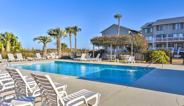 Ocean-View Saint Helena Island Condo - Pool Access