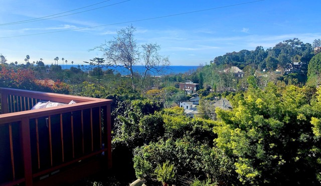 Ocean View Santa Monica Canyon Home -Walk to Beach.