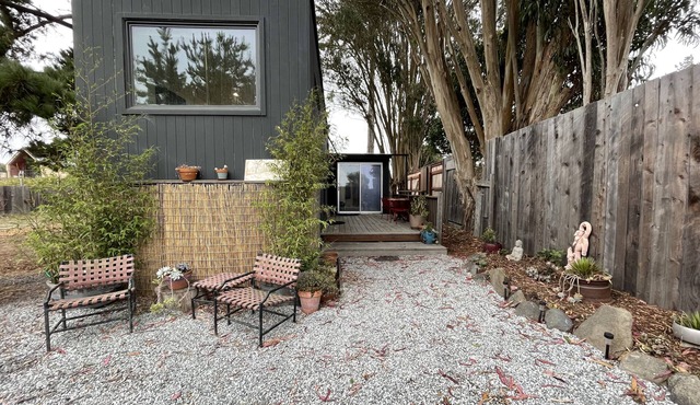 Ocean View, Self/ck in Gallery Guesthouse gallery w/t deck & private parking