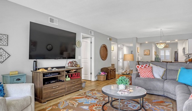 Ocean View Steps From Beach! 75” TV Free WiFi & Movie