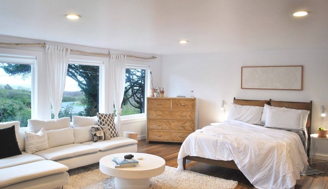 Ocean View Studio Apartment! Perfect for Agate Hunting! Dog Friendly!