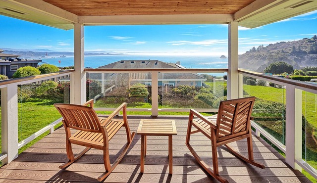 🌊Ocean View Village Condo with Outdoor Sauna, Trails to Fun Beaches & Covered Deck🩴