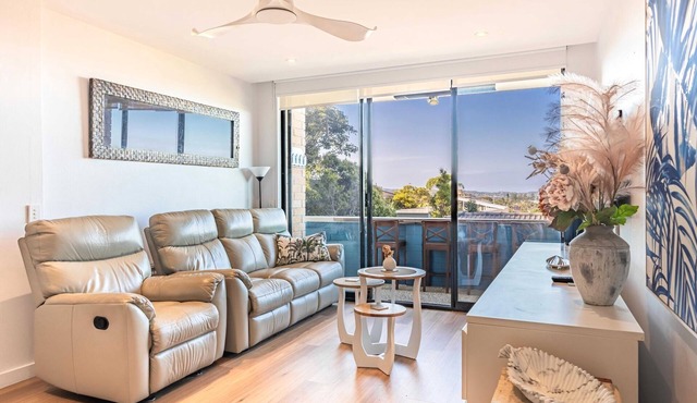 Ocean Views 2-Bed Apartment Minutes from Beach