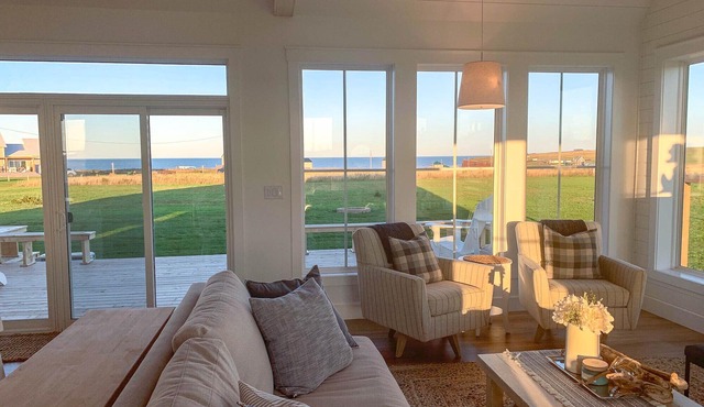 Ocean views, 2 min walk to beautiful beach, AC