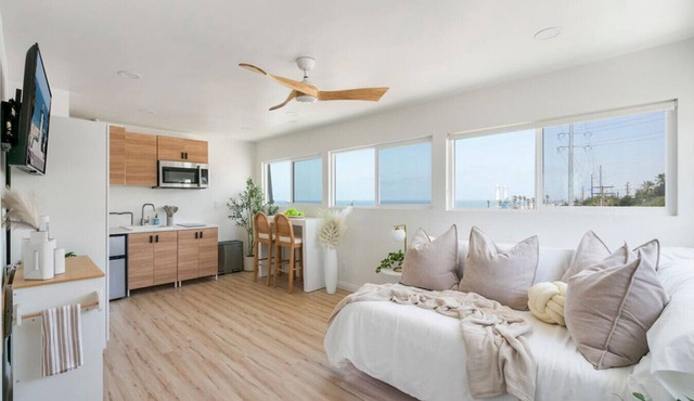 Ocean Views! 3 Mins Walk to Strand&Beach + Parking
