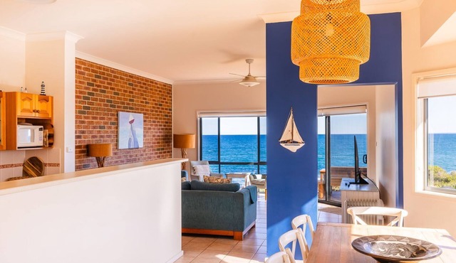 Ocean Views, 4 Ocean Street - Absolute Waterfront Retreat at Fishermans Bay