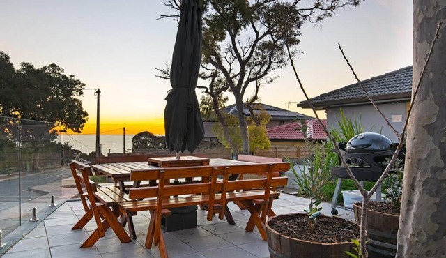 Ocean Views Apartment 2 min walk to train & ocean