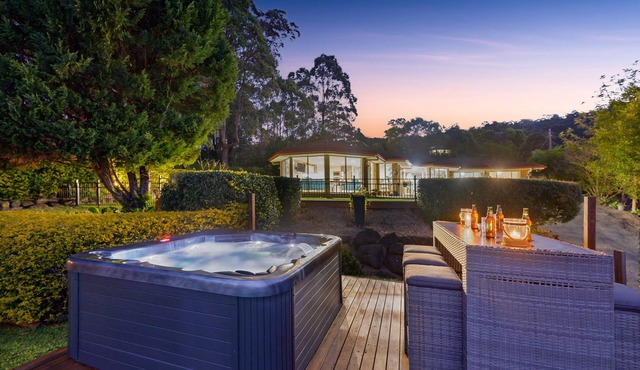 Ocean views, hot tub, sleeps 12, BBQ & Ping Pong table