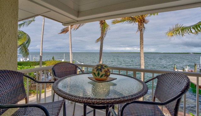 Ocean Views from this 4bed/3bath home on the water!