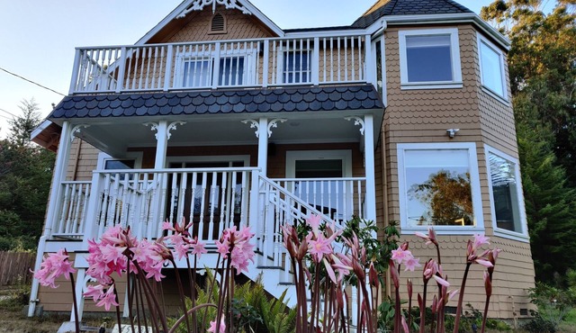 OCEAN VIEWS - Gourmet Kitchen - BEACH ACCESS - Short Walk - Sleeps 4