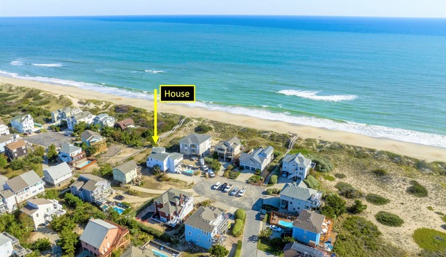 Ocean Views! Sleeps 10! 4 bed/3 bath. Pool + HotTub + Beachfront