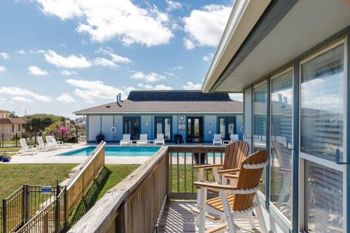 Ocean Views - Sleeps 6 Resort Pool