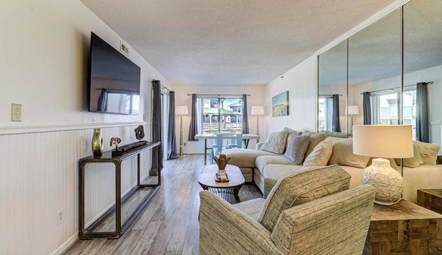 Ocean Views, Balcony, Pool, STEPS to Beach, Restaurants, Shops