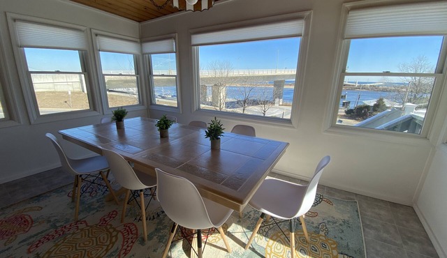 Ocean views, walk to beach, restaurants, music & park