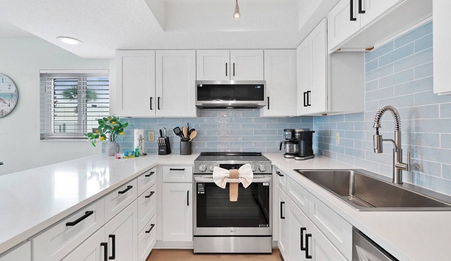 Ocean Villas 1: 3 bedroom 2 bath ground floor condo with 2 pools (1 heated) and