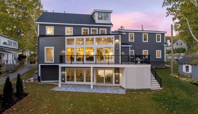 Oceanfront, 15 Mins to Portland, Brand New Build, Water Access, Deck, Sleeps 16