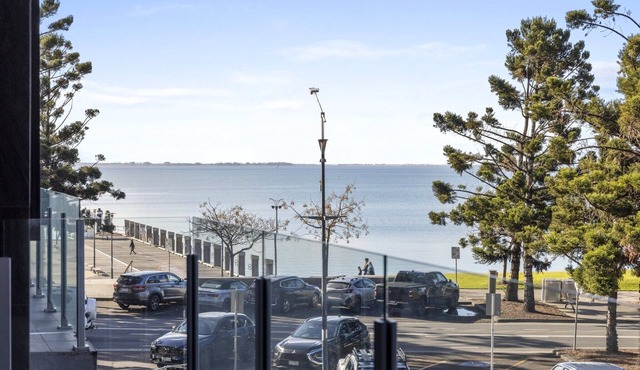 Oceanfront 2-Bed With Balcony & Study Nook