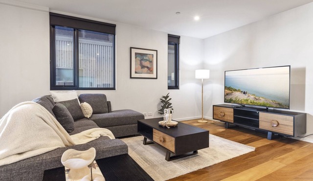 Oceanfront 2-Bed With Balcony & Study Nook