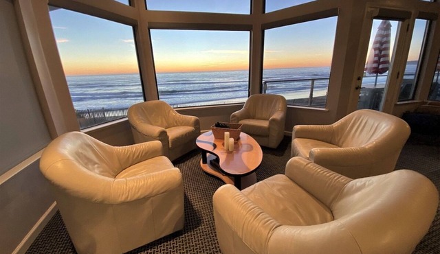 Oceanfront, 2 kitchens, pool table/pong, views!