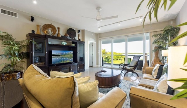 Oceanfront 2BR/2.5BA Mariner's Club Villa 533 with Oasis Pool, Marina, Game Room & More
