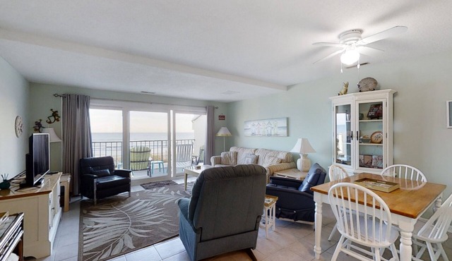 Oceanfront, 2nd-Floor Condo with Great Ocean View, Balcony, WiFi & Shared Pool