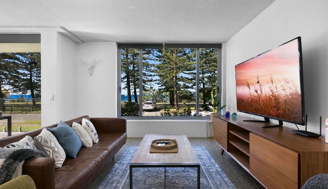 Oceanfront 3-Bed with Beautiful Views in Burleigh