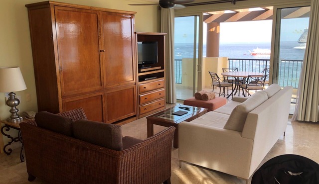 Oceanfront 3-bedroom penthouse in Cabo San Lucas! Amazing views and amenities!