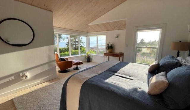 Oceanfront 3-bedroom with beach and hot tub