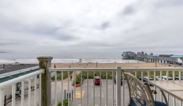 Oceanfront 3 bedroom luxury Condo, private balcony!