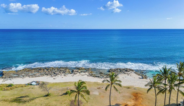 Oceanfront 3bed/1.5bath Maili Beach living
