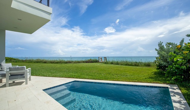 Oceanfront 4-bed Villa with private pool. Weekly discount for spring and summer.