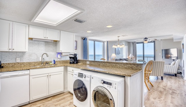 Oceanfront 4bed/3bath-Sleep 10-Pools-Free Parking-WIFI-Oceanfront Balcony