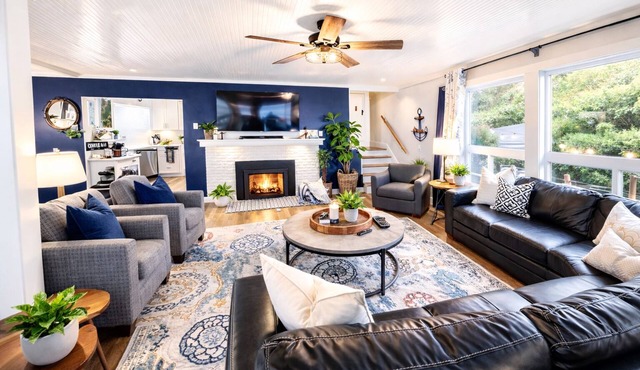 OCEANFRONT 4BR, sleeps 13, Hot Tub, Game Room, Direct Beach Access, pets Welcome