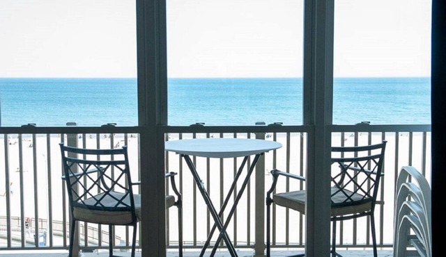 Oceanfront - 4th floor - Million dollar view!
