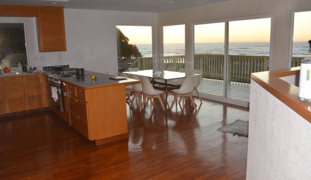 Oceanfront 5-bedroom vacation home just 25 minutes from San Francisco Bay