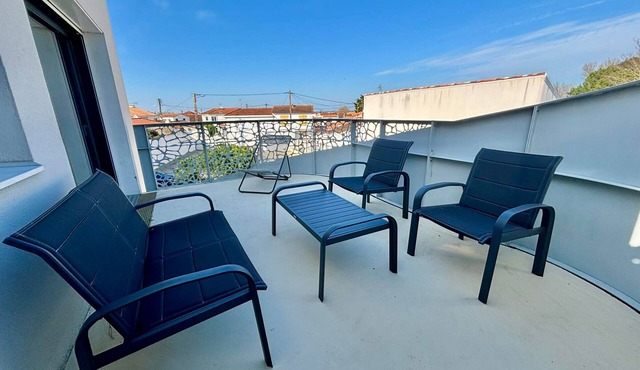 Oceanfront Apartment, Balcony, Pool, Jacuzzi, Beach Access, Parking, Pet-Friendly, Sleeps 4