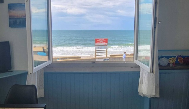 Oceanfront apartment, opposite family beach.