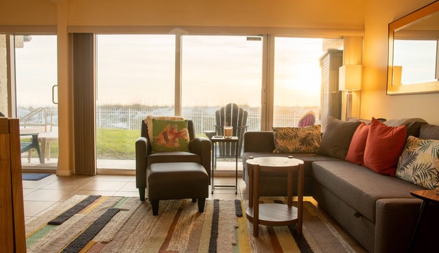 Oceanfront Beachdrifter - 2/2 Condo with lawn - no stairs, best parking