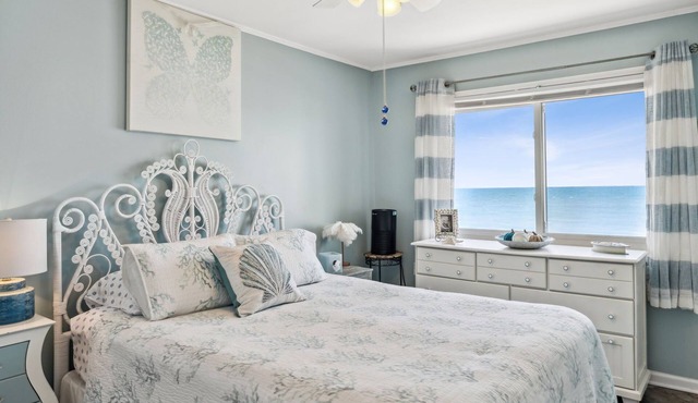 OCEANFRONT BALCONY CONDO W/POOL & HIGH-SPEED WI-FI - PERFECT FOR COUPLES