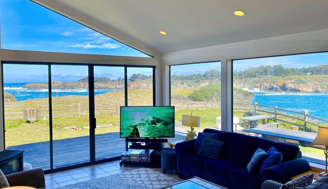 OCEANFRONT, BEACH & Coastline Views, Large Home, Lots of Windows, Amenities