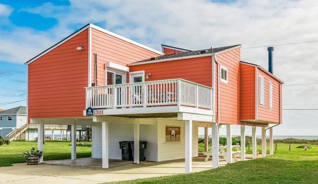 Oceanfront Beach House w/Beach View, Beautiful Decor, Free WiFi, Central A/C