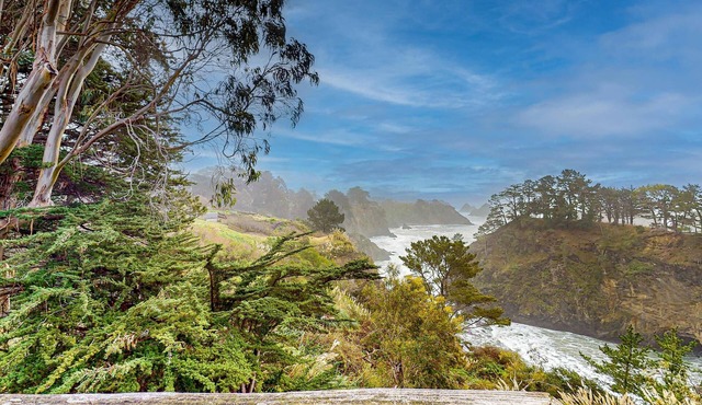 Oceanfront Blufftop Home - Wide Deck & Water Views