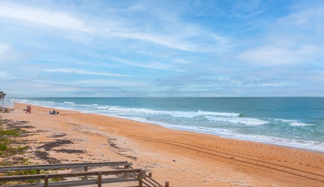 Oceanfront Building-Top Floor-Beach Access+ Heated Pool/Sunset & Rocket Views