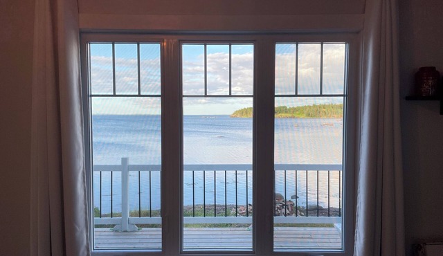 Oceanfront clapboard cottage - a great central location!