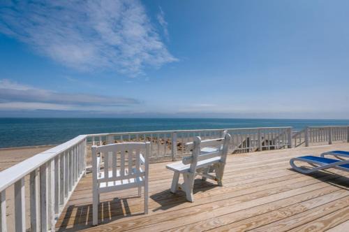 OCEANFRONT Classic beach cottage on Spring Hill Beach with great views and AC