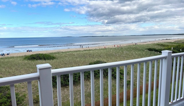 Oceanfront Condo: Walk to Pier & Balcony Views